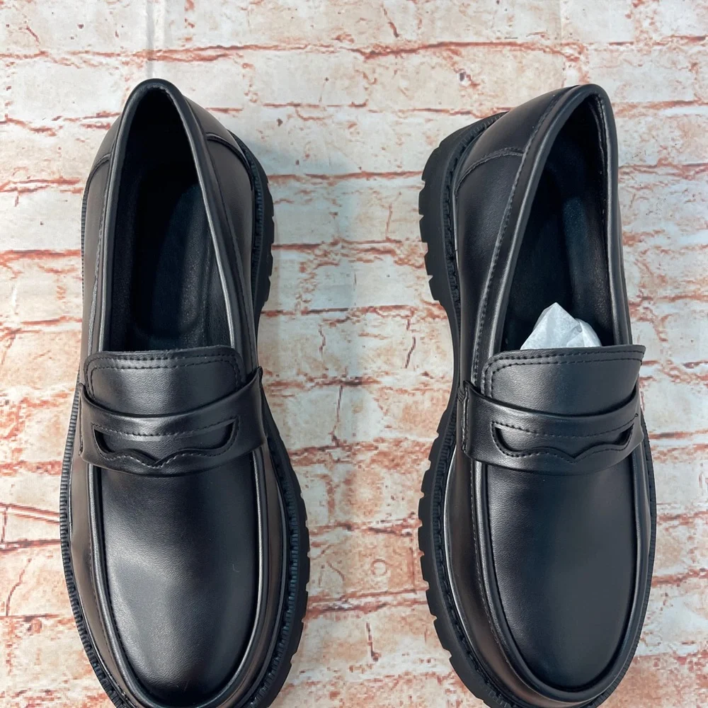 Black Faux Leather Platform Loafers Size: Men’s 6 (fits a Women’s 8)